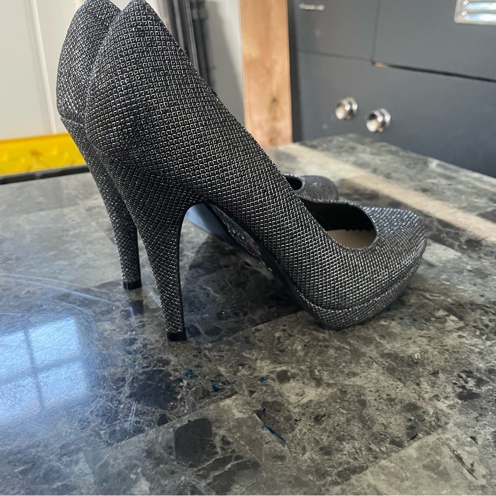 Le Chateau Elegant Silver Women's Heels - Picture 5 of 8
